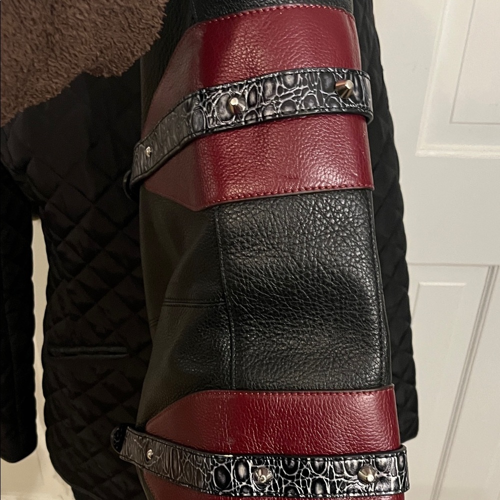 Charlie Lapson Elegant Black and Red Shoulder Bag - Picture 12 of 13